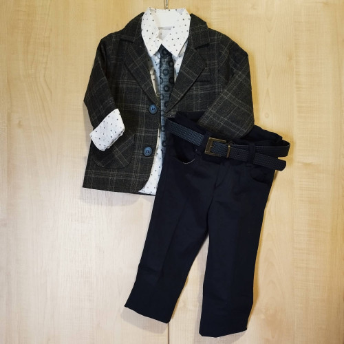 Fiú együttes zakóval