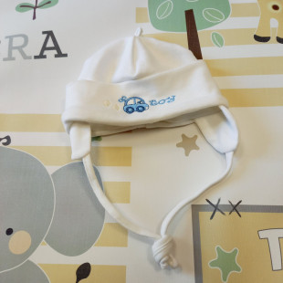 Bébi sapka fehér - kék autó