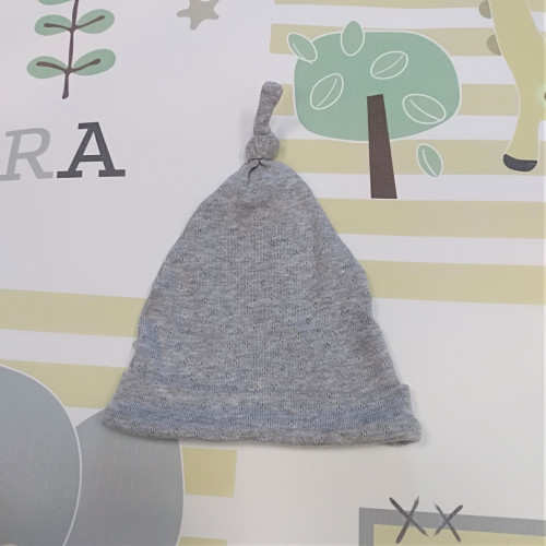 Rekro sapka újszülött - manó magában mintás szürke