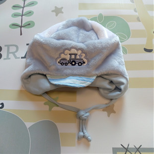 Rekro téli bébi sapka kék-fehér vonat