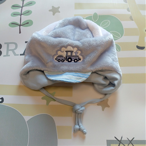 Rekro téli bébi sapka kék-fehér vonat