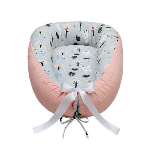 Scamp babafészek barack-erdei