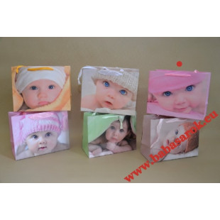 Ajándéktasak baba kicsi rózsaszín sapkában