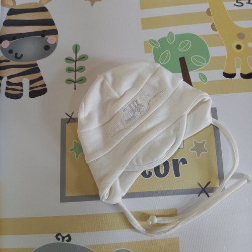 Átmeneti bébi pamut sapka - krém mozdony