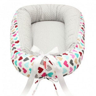 Scamp babafészek fehér-szürke színes szívek